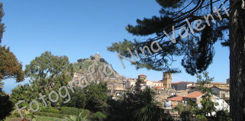 il castello visto dalla villa comunale